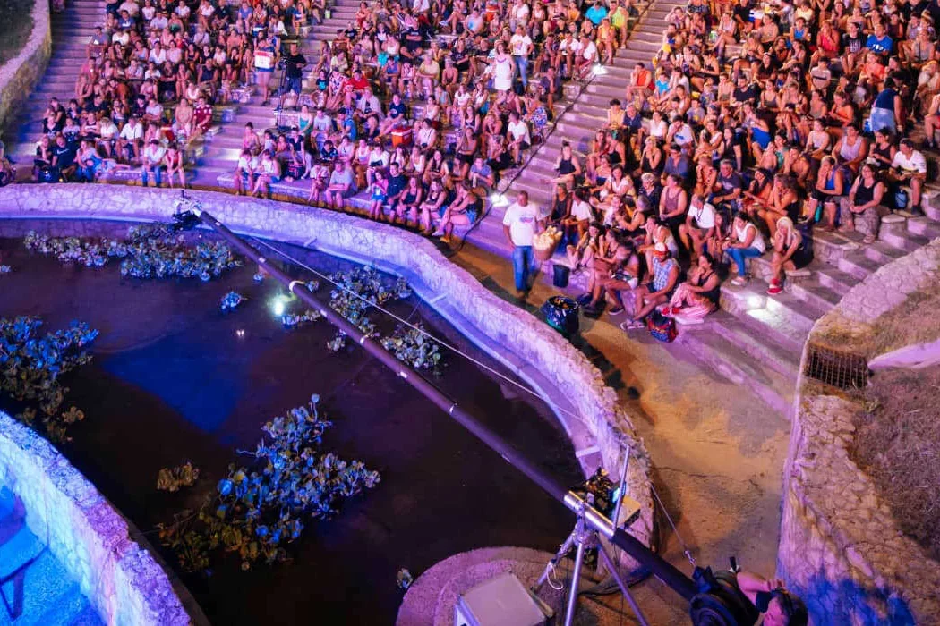 Público reunido en un espectáculo al aire libre en Paraná