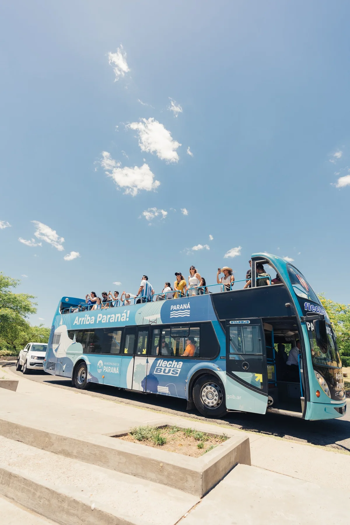 Bus turístico de Paraná con visitantes en su piso superior