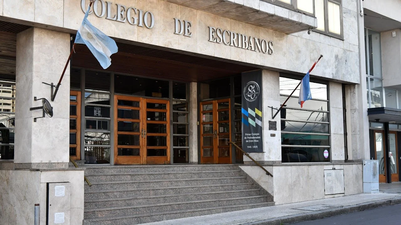 Fachada y acceso principal del Colegio de Escribanos de Entre Ríos
