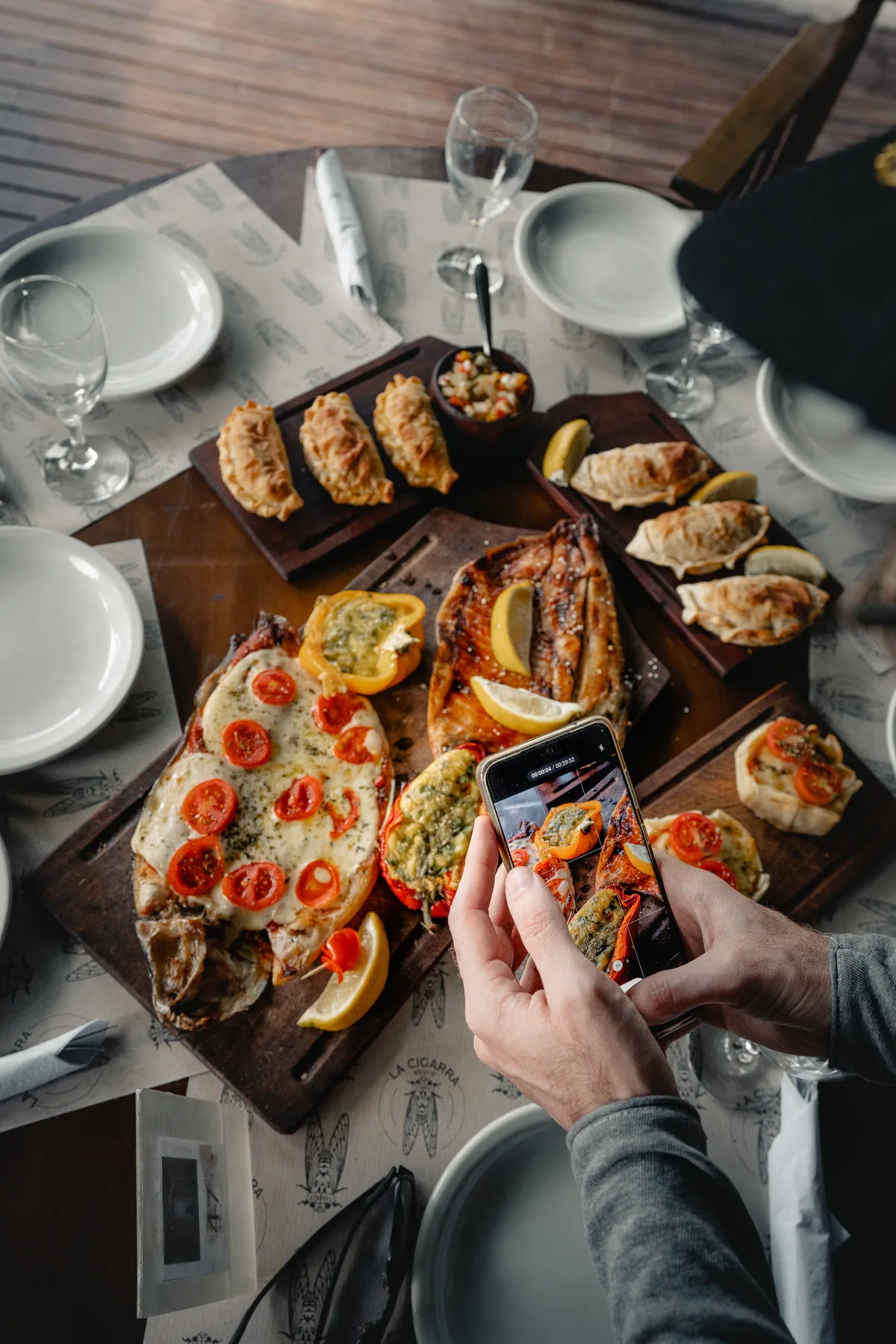 Pescado de río y otras preparaciones gastronómicas servidas en Paraná