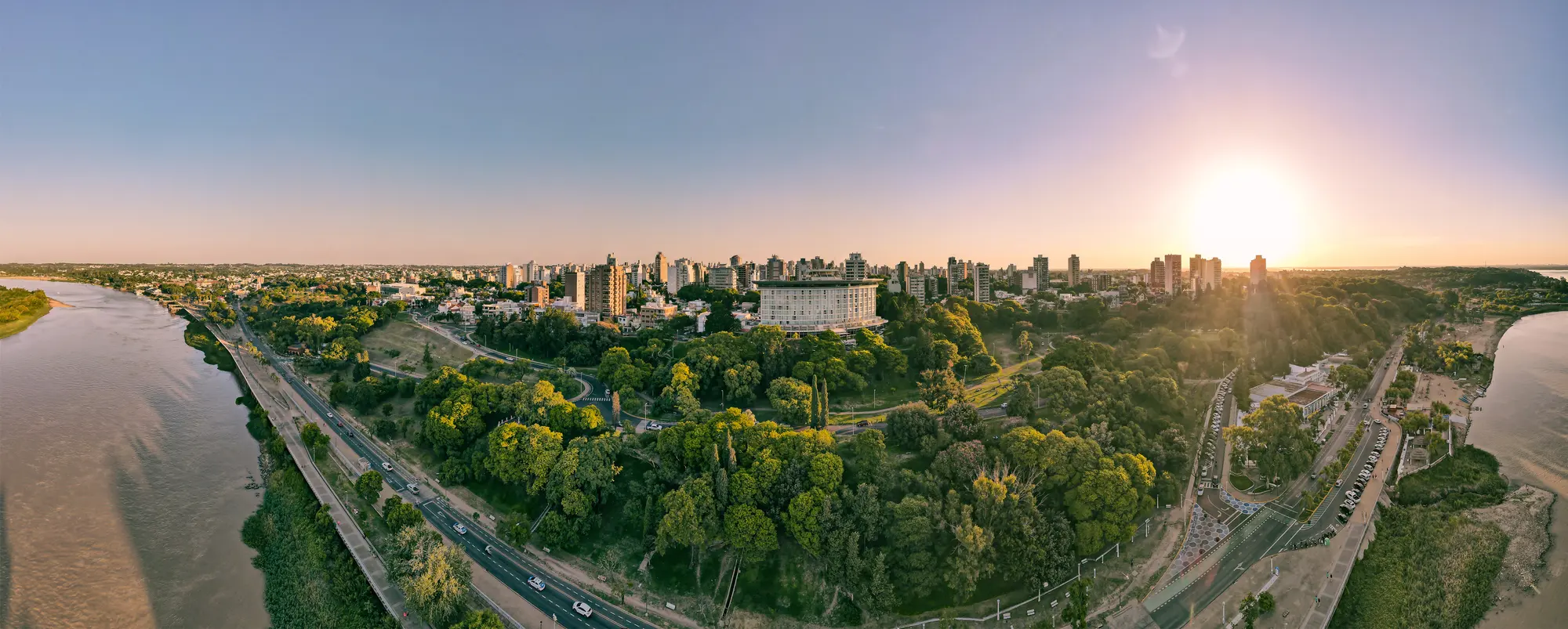 Vista panorámica aérea de Paraná, el Parque Urquiza y el río al atardecer