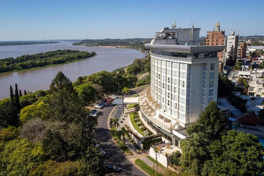 Vista aérea del Hotel Howard Johnson Mayorazgo junto al río Paraná