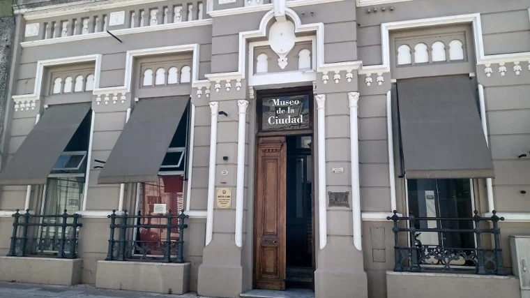 Fachada y acceso principal del Museo de la Ciudad de Paraná