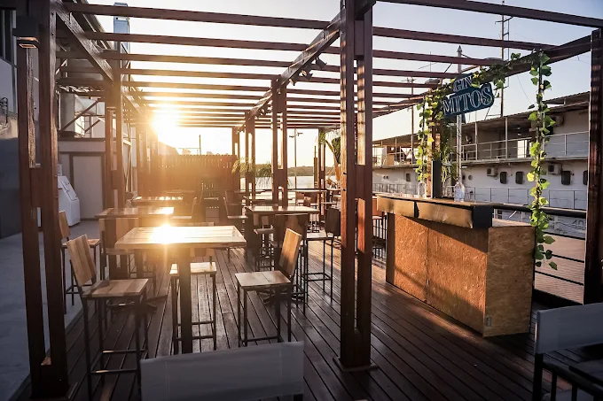 Terraza de Río Resto Bar al atardecer en el Puerto de Paraná