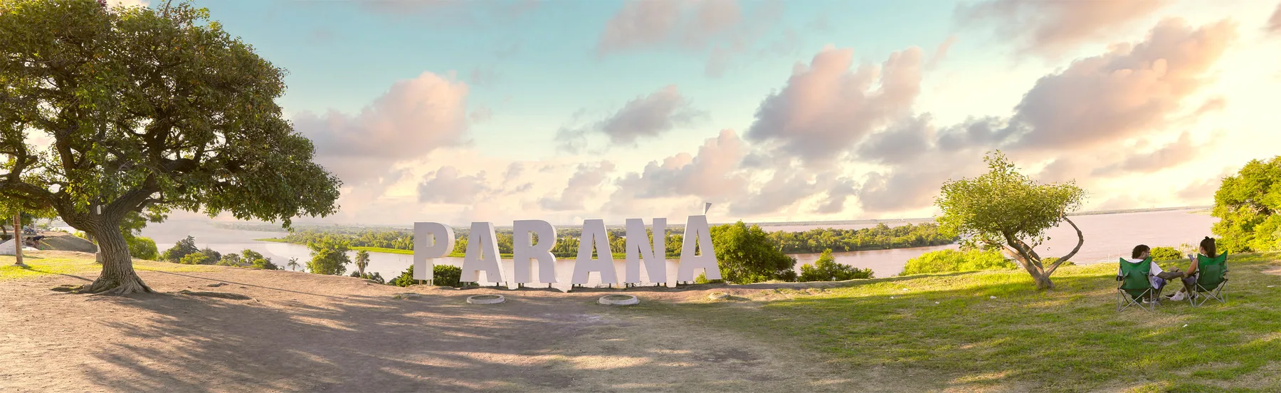 Corpóreo de Paraná en el Parque Urquiza con vista al río